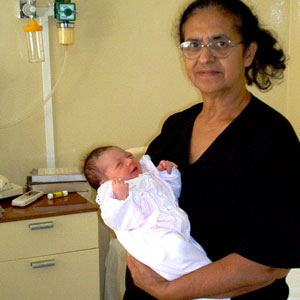 Vó Almerinda segurando a neta Laryssa