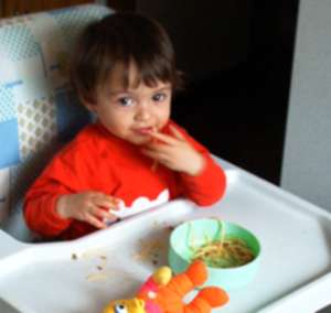 Laryssa com um ano comendo